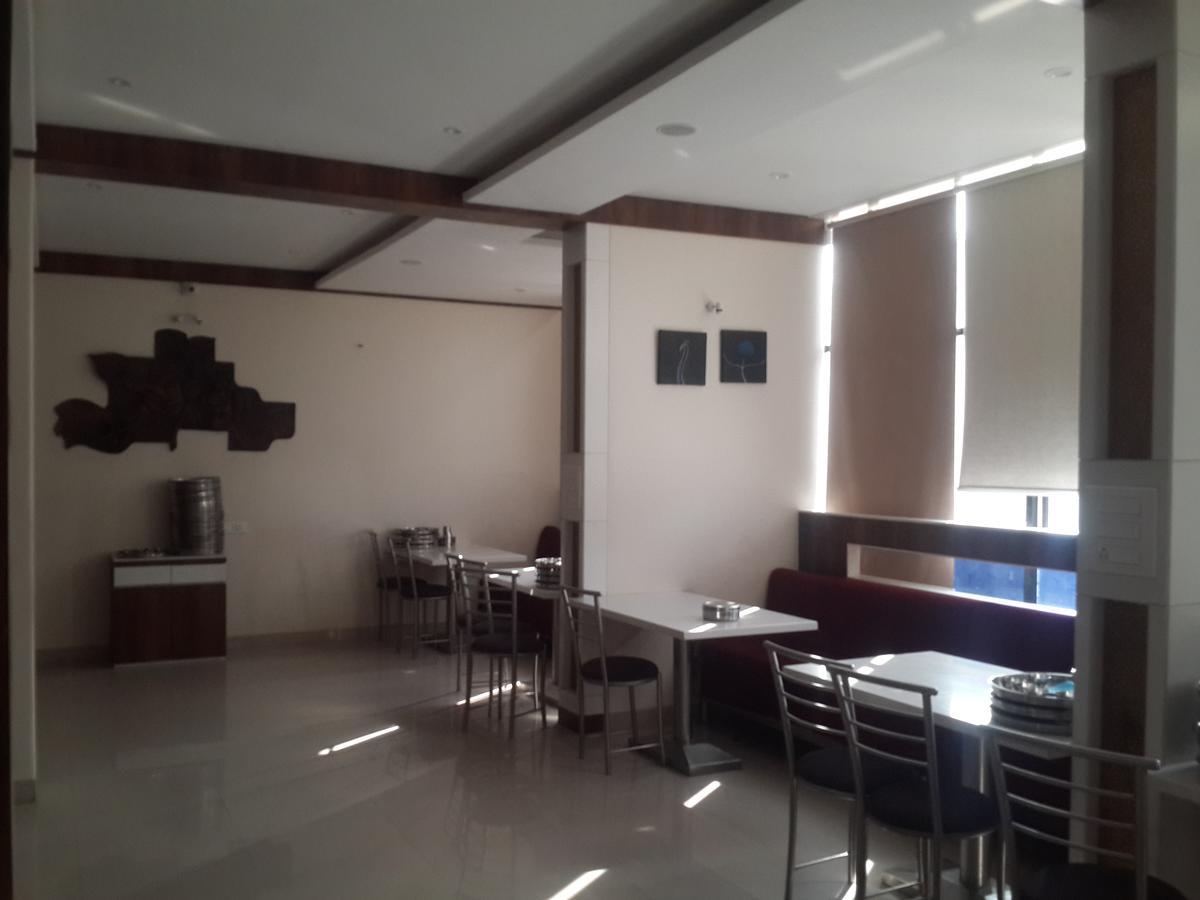 Hotel Holiday Era Opposite Railway Station أورانغاباد المظهر الخارجي الصورة